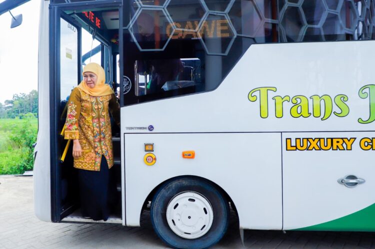 Gubernur Khofifah saat menjajal armada Trans Jatim koridor 3. (Foto Humas Pemprov Jatim)