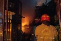 Petugas Dinas Pemadam Kebakaran dan Penyelamatan (DPKP) Surabaya berusaha memadamkan api. (Foto: Istimewa-Dok CC112)