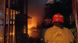 Petugas Dinas Pemadam Kebakaran dan Penyelamatan (DPKP) Surabaya berusaha memadamkan api. (Foto: Istimewa-Dok CC112)