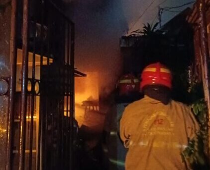 Petugas Dinas Pemadam Kebakaran dan Penyelamatan (DPKP) Surabaya berusaha memadamkan api. (Foto: Istimewa-Dok CC112)