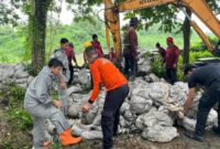 Petugas gabungan melakukan penanganan darurat terhadap tanggul jebol Sungai Jagir sisi Wonorejo. (Foto: Dok BPBD Surabaya)