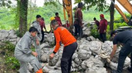 Petugas gabungan melakukan penanganan darurat terhadap tanggul jebol Sungai Jagir sisi Wonorejo. (Foto: Dok BPBD Surabaya)