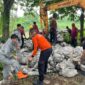 Petugas gabungan melakukan penanganan darurat terhadap tanggul jebol Sungai Jagir sisi Wonorejo. (Foto: Dok BPBD Surabaya)