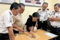EA (30) saat diamankan petugas Lapas Lumajang saat berusaha menyelundupkan ratusan pil. (Foto: Dok Lapas Lumajang/ist)