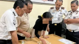 EA (30) saat diamankan petugas Lapas Lumajang saat berusaha menyelundupkan ratusan pil. (Foto: Dok Lapas Lumajang/ist)