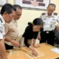 EA (30) saat diamankan petugas Lapas Lumajang saat berusaha menyelundupkan ratusan pil. (Foto: Dok Lapas Lumajang/ist)