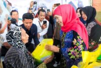 Khofifah pimpin langsung Pasar Murah jelang Ramadan. (Foto: Dok Humas Pemprov Jatim)