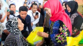 Khofifah pimpin langsung Pasar Murah jelang Ramadan. (Foto: Dok Humas Pemprov Jatim)