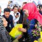 Khofifah pimpin langsung Pasar Murah jelang Ramadan. (Foto: Dok Humas Pemprov Jatim)