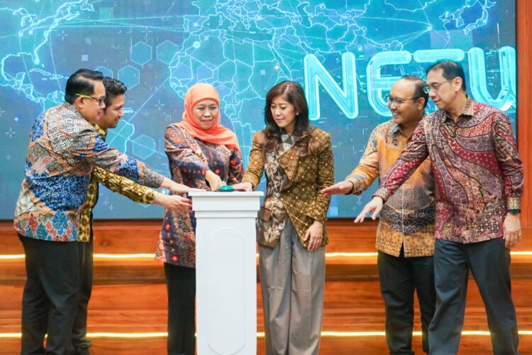 Gubernur Khofifah Indar Parawansa bersama Menkomdigi Meutya Hafid meluncurkan Program Talenta Digital Jatim Mendunia. (Foto: Dok Humas Pemprov Jatim)