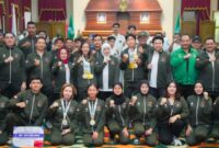 161 atlet dan pelatih asal Jatim yang berlaga di Sea Games berfoto bersama Gubernur Khofifah di Gedung Negara Grahadi. (Foto; Dok Humas Pemprov Jatim)