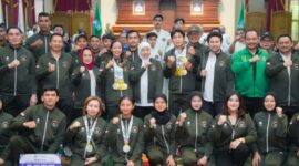 161 atlet dan pelatih asal Jatim yang berlaga di Sea Games berfoto bersama Gubernur Khofifah di Gedung Negara Grahadi. (Foto; Dok Humas Pemprov Jatim)