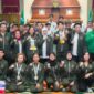 161 atlet dan pelatih asal Jatim yang berlaga di Sea Games berfoto bersama Gubernur Khofifah di Gedung Negara Grahadi. (Foto; Dok Humas Pemprov Jatim)