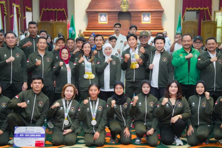 161 atlet dan pelatih asal Jatim yang berlaga di Sea Games berfoto bersama Gubernur Khofifah di Gedung Negara Grahadi. (Foto; Dok Humas Pemprov Jatim)