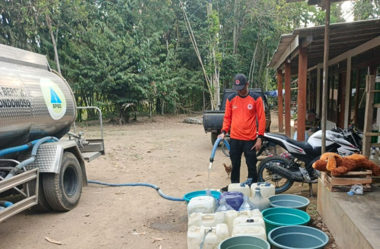 Petugas BPBD Bondowoso menyalurkan bantuan air bagi warga. (Foto: Dok Humas Pemkab Bondowoso)