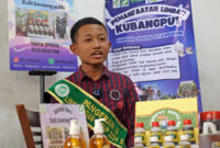 Raihan menunjukkan hasil produk yang dihasilkan dari pengolahan sampah kulit bawang putih yang bisa bernilai ekonomi. (foto: Dok Raihan)
