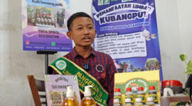 Raihan menunjukkan hasil produk yang dihasilkan dari pengolahan sampah kulit bawang putih yang bisa bernilai ekonomi. (foto: Dok Raihan)