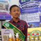 Raihan menunjukkan hasil produk yang dihasilkan dari pengolahan sampah kulit bawang putih yang bisa bernilai ekonomi. (foto: Dok Raihan)