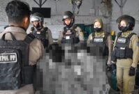 Petugas Satpol PP Surabaya mengamankan pelajar yang bolos sekolah di warung kopi. (Foto: Dok Satpol PP Kota Surabaya)