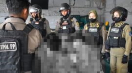Petugas Satpol PP Surabaya mengamankan pelajar yang bolos sekolah di warung kopi. (Foto: Dok Satpol PP Kota Surabaya)