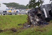 Bus INdorent alami kecelakaan di Tol Ngawi yang mengakibatkan 1 orang tewas dan 33 terluka. (Foto: dok Polres Ngawi)
