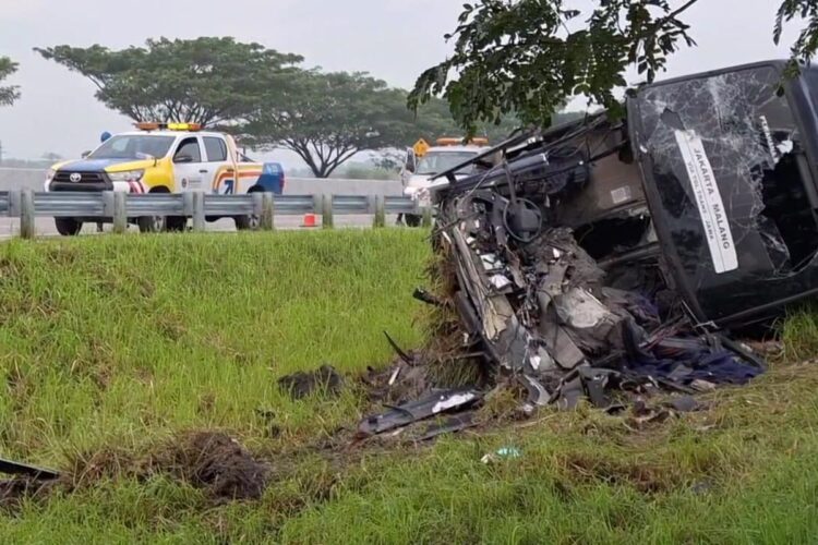 Bus INdorent alami kecelakaan di Tol Ngawi yang mengakibatkan 1 orang tewas dan 33 terluka. (Foto: dok Polres Ngawi)