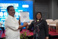 Serahterima jabatan Ketua ISKI Jatim dari Prof. Rachmah Ida, Ph.D. ke Dr. Suko Widodo/dok.bicarasurabaya.com