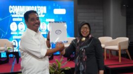 Serahterima jabatan Ketua ISKI Jatim dari Prof. Rachmah Ida, Ph.D. ke Dr. Suko Widodo/dok.bicarasurabaya.com