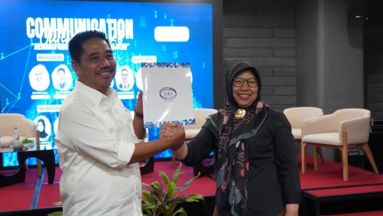 Serahterima jabatan Ketua ISKI Jatim dari Prof. Rachmah Ida, Ph.D. ke Dr. Suko Widodo/dok.bicarasurabaya.com