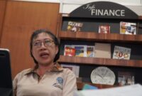Dr. Dra. Nanik Linawati, MM., saat menjelaskan fenomena harga emas yang makin fluktuatif. (Foto: dok Humas UK Petra Surabaya)