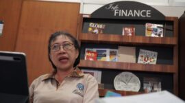 Dr. Dra. Nanik Linawati, MM., saat menjelaskan fenomena harga emas yang makin fluktuatif. (Foto: dok Humas UK Petra Surabaya)