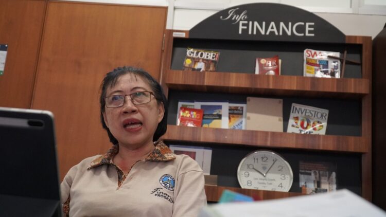 Dr. Dra. Nanik Linawati, MM., saat menjelaskan fenomena harga emas yang makin fluktuatif. (Foto: dok Humas UK Petra Surabaya)