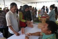 Warga antusias membeli kebutuhan pokok dengan harga murah yang digelar Pemkot Surabaya. (Foto: dok Diskominfo Surabaya)