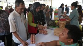 Warga antusias membeli kebutuhan pokok dengan harga murah yang digelar Pemkot Surabaya. (Foto: dok Diskominfo Surabaya)
