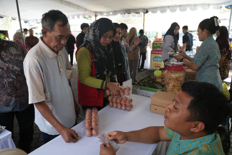 Warga antusias membeli kebutuhan pokok dengan harga murah yang digelar Pemkot Surabaya. (Foto: dok Diskominfo Surabaya)