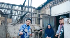 Wagub Emil mengunjungi warga terdampak gempa Pacitan M 6,4 dan memastikan bantuan tepat sasaran. (Foto: dok BPBD Pacitan)