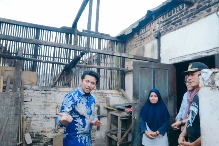 Wagub Emil mengunjungi warga terdampak gempa Pacitan M 6,4 dan memastikan bantuan tepat sasaran. (Foto: dok BPBD Pacitan)