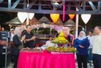 Gubernur Khofifah memotong tumpeng saat syukuran Hari Pers Nasional (HPN) 2026 di Gedung Negara Grahadi bersama wartawan. (Foto dok Humas Pemprov Jatim)