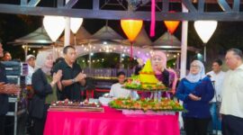 Gubernur Khofifah memotong tumpeng saat syukuran Hari Pers Nasional (HPN) 2026 di Gedung Negara Grahadi bersama wartawan. (Foto dok Humas Pemprov Jatim)