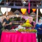 Gubernur Khofifah memotong tumpeng saat syukuran Hari Pers Nasional (HPN) 2026 di Gedung Negara Grahadi bersama wartawan. (Foto dok Humas Pemprov Jatim)