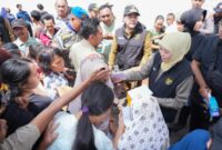 Gubernur Khofifah saat menyalurkan bantuan di banjir Probolinggo/dok.bicarasurabaya.com