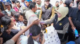 Gubernur Khofifah saat menyalurkan bantuan di banjir Probolinggo/dok.bicarasurabaya.com