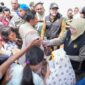 Gubernur Khofifah saat menyalurkan bantuan di banjir Probolinggo/dok.bicarasurabaya.com