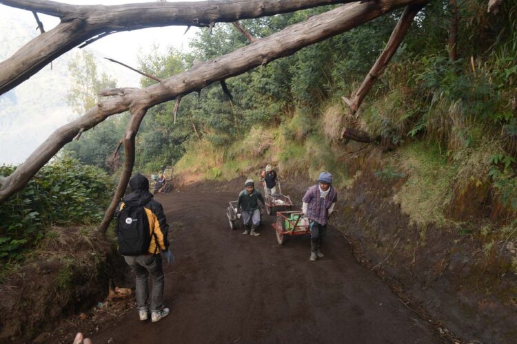Jalur pendakian Wisata Kawah Ijen (Foto: dok @yopiefranz/ist)