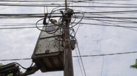 Satpol PP tertibkan kabel utilitas yang langgar Perda/dok.bicarasurabaya.com
