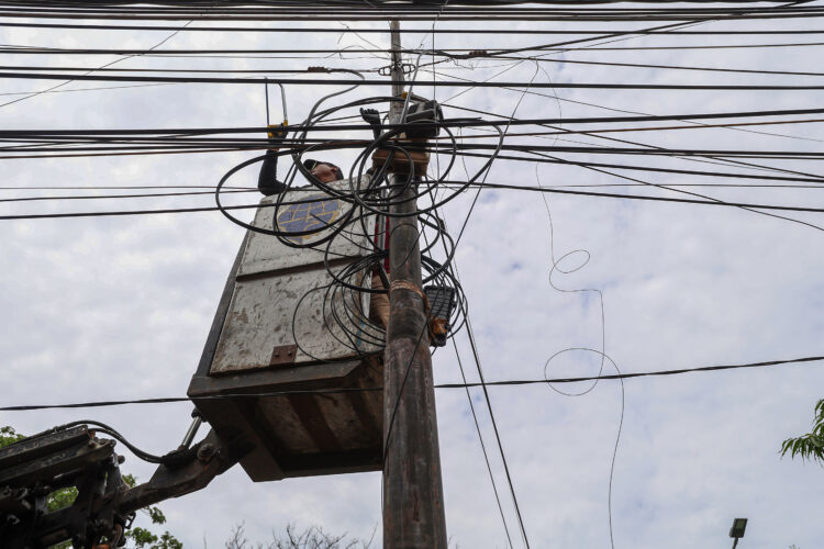 Satpol PP tertibkan kabel utilitas yang langgar Perda/dok.bicarasurabaya.com