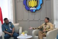 Rektor ITS Prof Dr (HC) Ir Bambang Pramujati ST MScEng PhD (kanan) dan Sekretaris Lembaga AAL Laksma TNI Dr Asep Iwa Soemantri SE MM MTrOpsla saat memimpin diskusi. (Foto: dok Humas ITS)