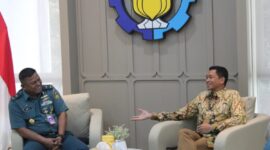 Rektor ITS Prof Dr (HC) Ir Bambang Pramujati ST MScEng PhD (kanan) dan Sekretaris Lembaga AAL Laksma TNI Dr Asep Iwa Soemantri SE MM MTrOpsla saat memimpin diskusi. (Foto: dok Humas ITS)