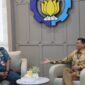 Rektor ITS Prof Dr (HC) Ir Bambang Pramujati ST MScEng PhD (kanan) dan Sekretaris Lembaga AAL Laksma TNI Dr Asep Iwa Soemantri SE MM MTrOpsla saat memimpin diskusi. (Foto: dok Humas ITS)