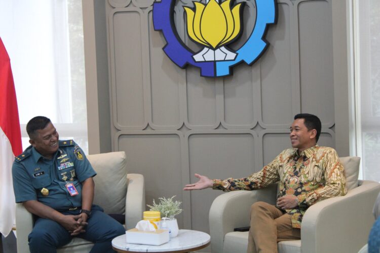 Rektor ITS Prof Dr (HC) Ir Bambang Pramujati ST MScEng PhD (kanan) dan Sekretaris Lembaga AAL Laksma TNI Dr Asep Iwa Soemantri SE MM MTrOpsla saat memimpin diskusi. (Foto: dok Humas ITS)
